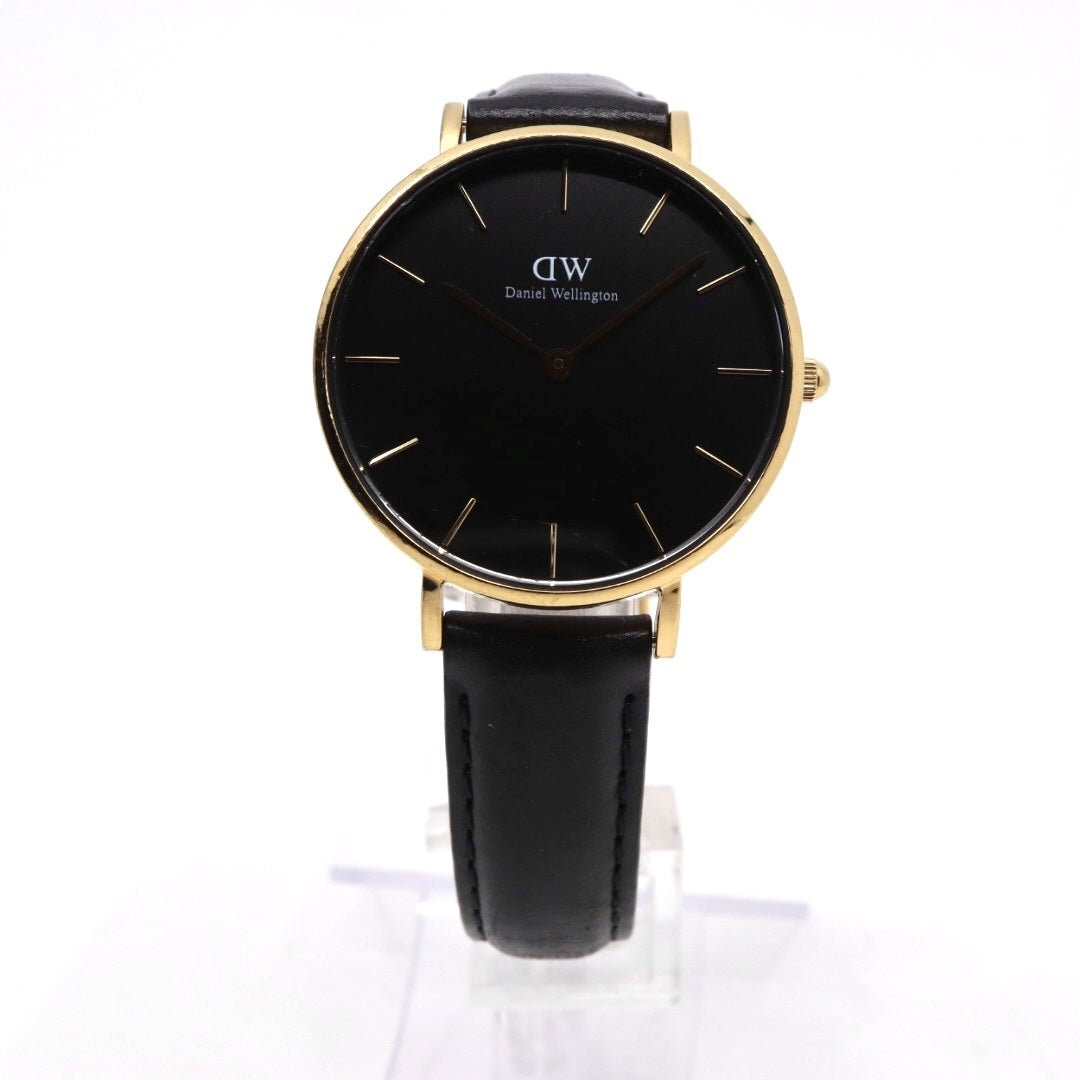 【美品／電池交換済】ダニエルウェリントン DW Petite 腕時計 レディース K32GB06 クオーツ アナログ ラウンド ブラック文字盤 ゴールドケース レザーベルト クラシック エレガント ミニマルデザイン クリーニング済 稼働品 G2