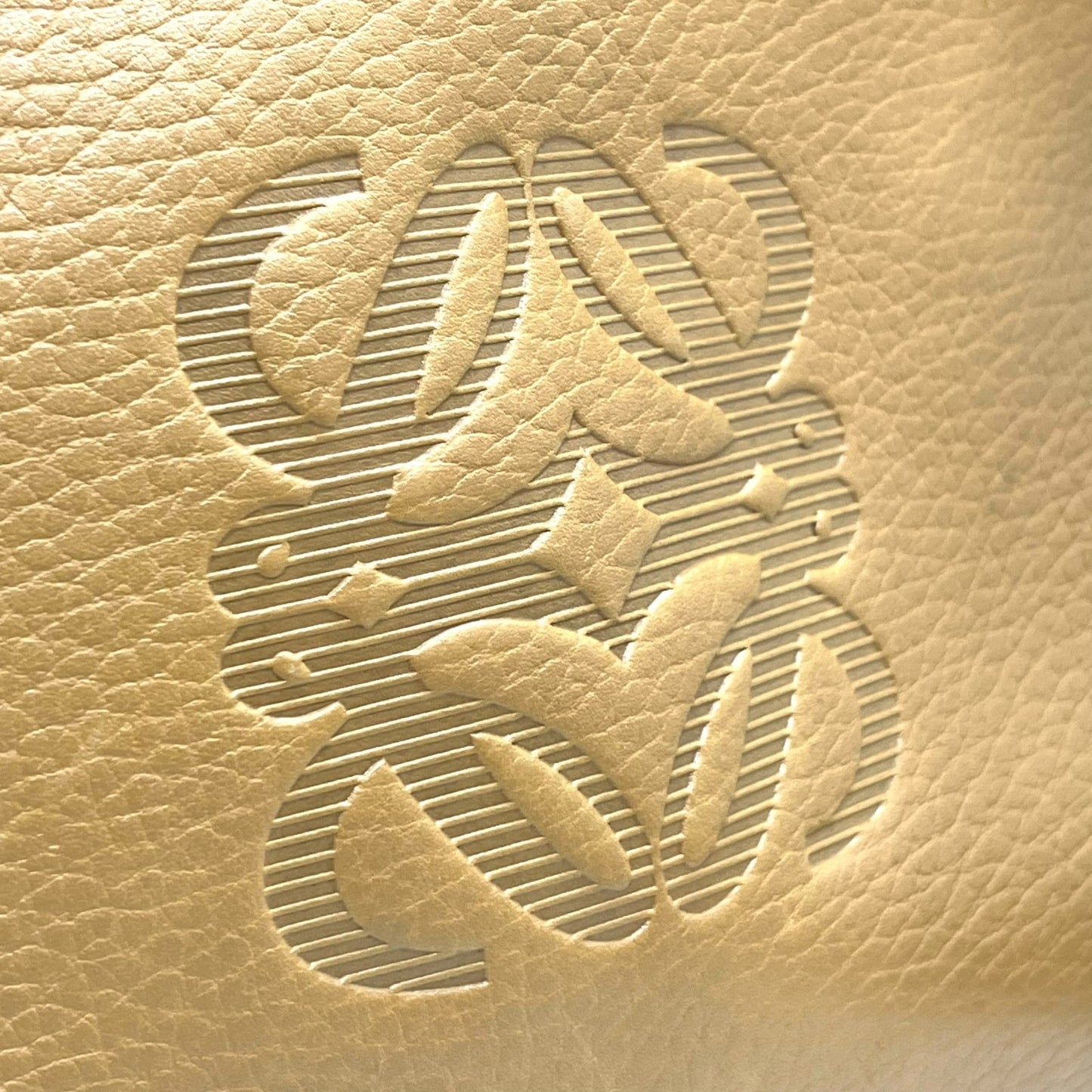 LOEWE ロエベ ショルダーバッグ 茶 ブラウン キャメル レザー ゴールド金具 アナグラム 斜め掛け可 レディース ヴィンテージ K10