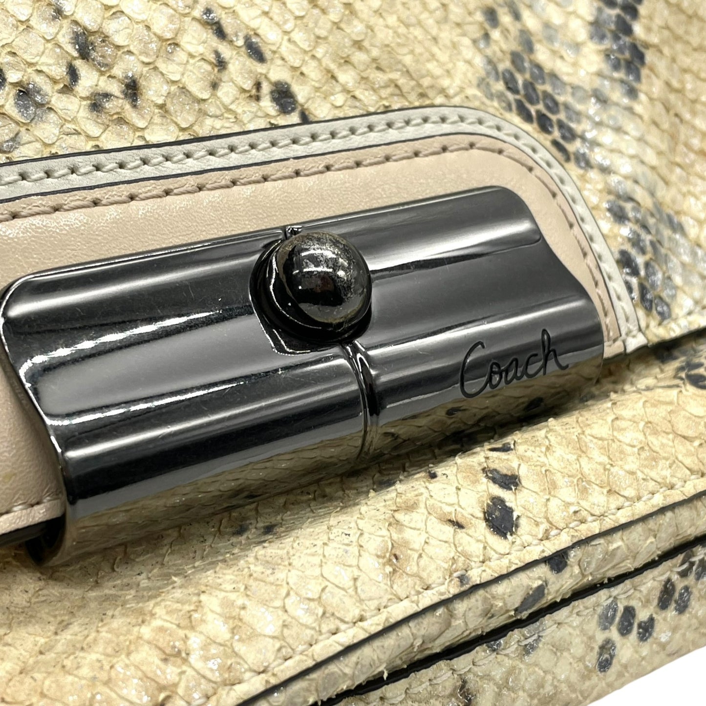 COACH コーチ ハンドバッグ ワンショルダー ベージュ レザー 型押し エンボス チェーンショルダー 肩掛け可 ロゴ チャーム付き レディース S30