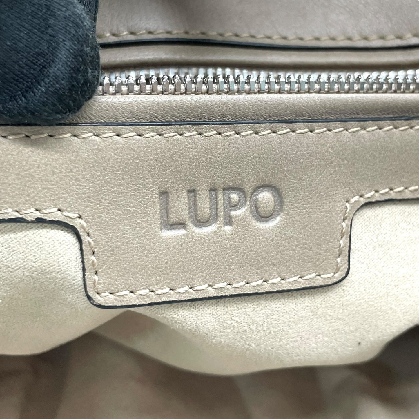 美品 ルポ LUPO ハンドバッグ グレージュ ベージュ レザー ショルダーストラップ付 肩掛け 2WAY フラップデザイン 上品カラー C6