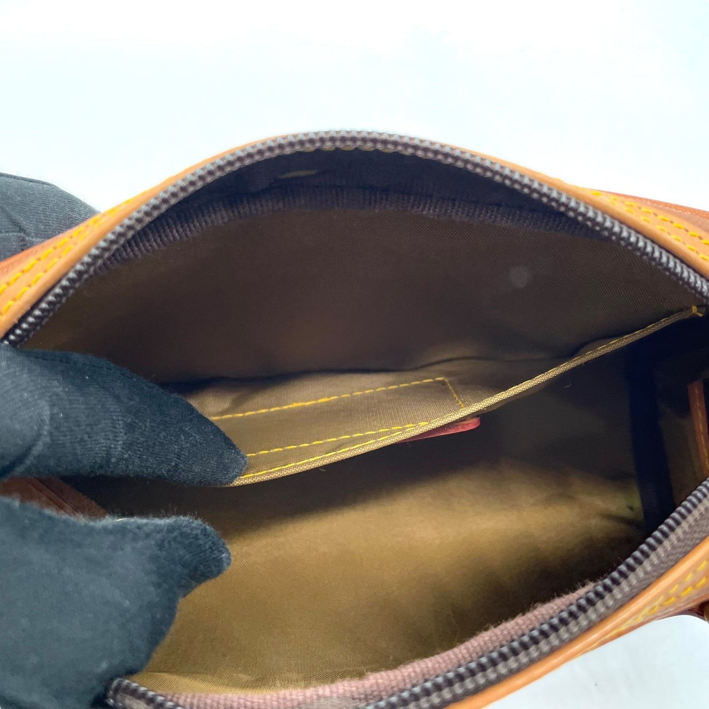 ハンティングワールド HUNTING WORLD ショルダーバッグ ブラウン 茶色 ロングハンドル レザー ロゴ型押し ミニバッグ 斜め掛け可能 メンズ レディース U17