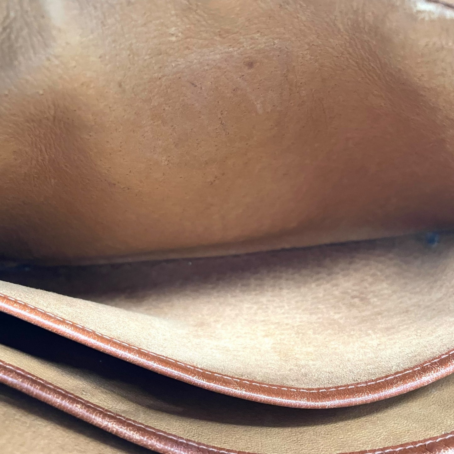 エムシーエム MCM ヴィセトス ショルダーバッグ ボディバッグ カメラバッグ 茶 ブラウン コニャック シグネチャー レザー ゴールド金具 斜め掛け可 レディース S12