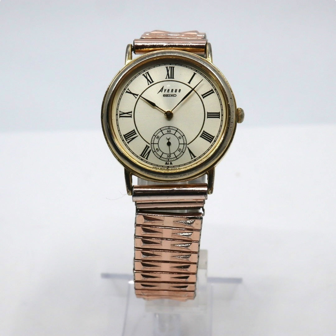 【電池交換済／稼働品】SEIKO セイコー アベニュー 腕時計 クオーツ スモールセコンド ローマンインデックス ゴールド シルバー メンズ レディース ユニセックス ドレスウォッチ ビンテージ アンティーク クラシック レトロ 2K23-6000 G4