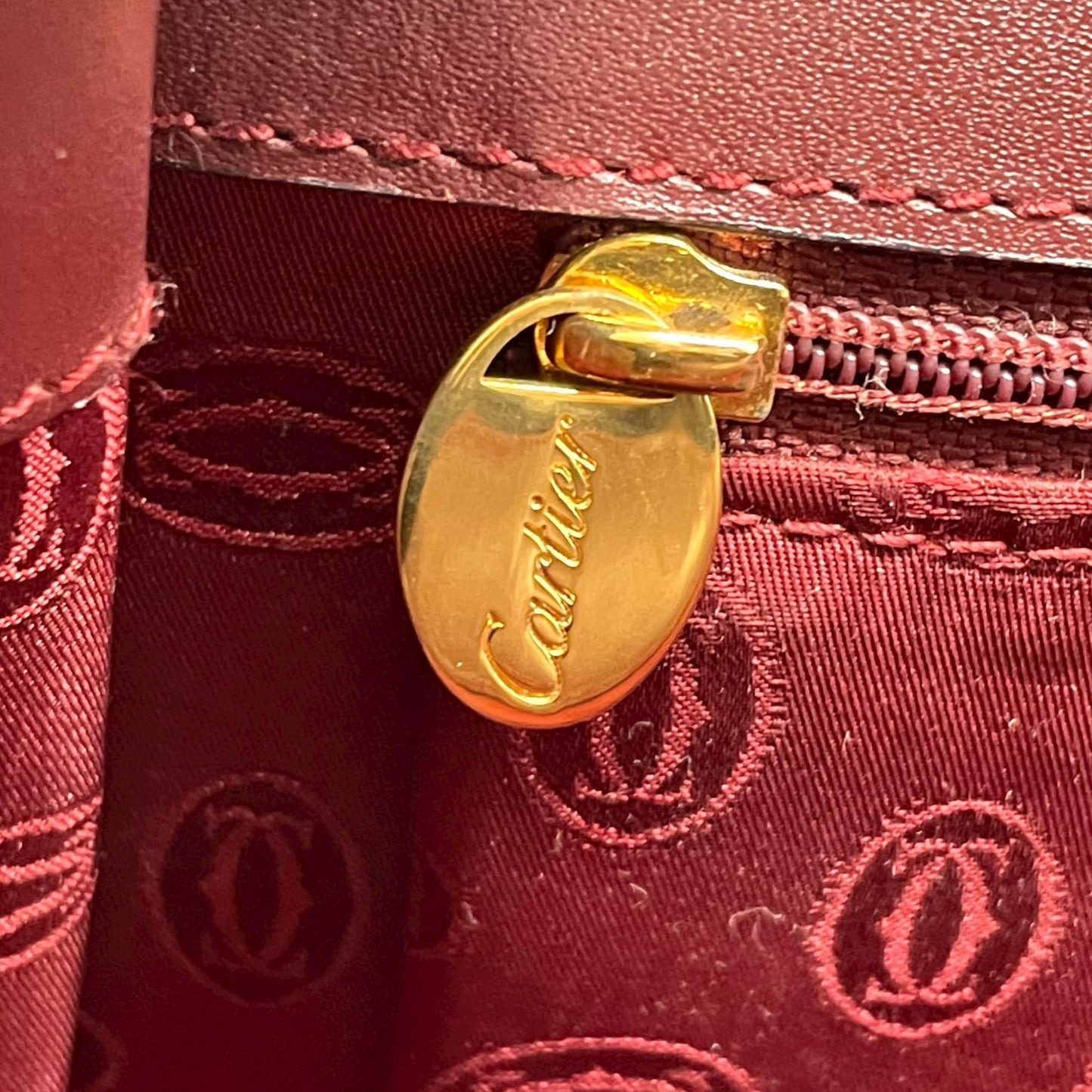 カルティエ マストライン ハンドバッグ ワンショルダー 自立可 ターンロック 2Cロゴ Cロゴ レザー 本革 ボルドー ワインレッド レディース ヴィンテージ クラシック エレガント フォーマル パーティバッグ 高級感 G