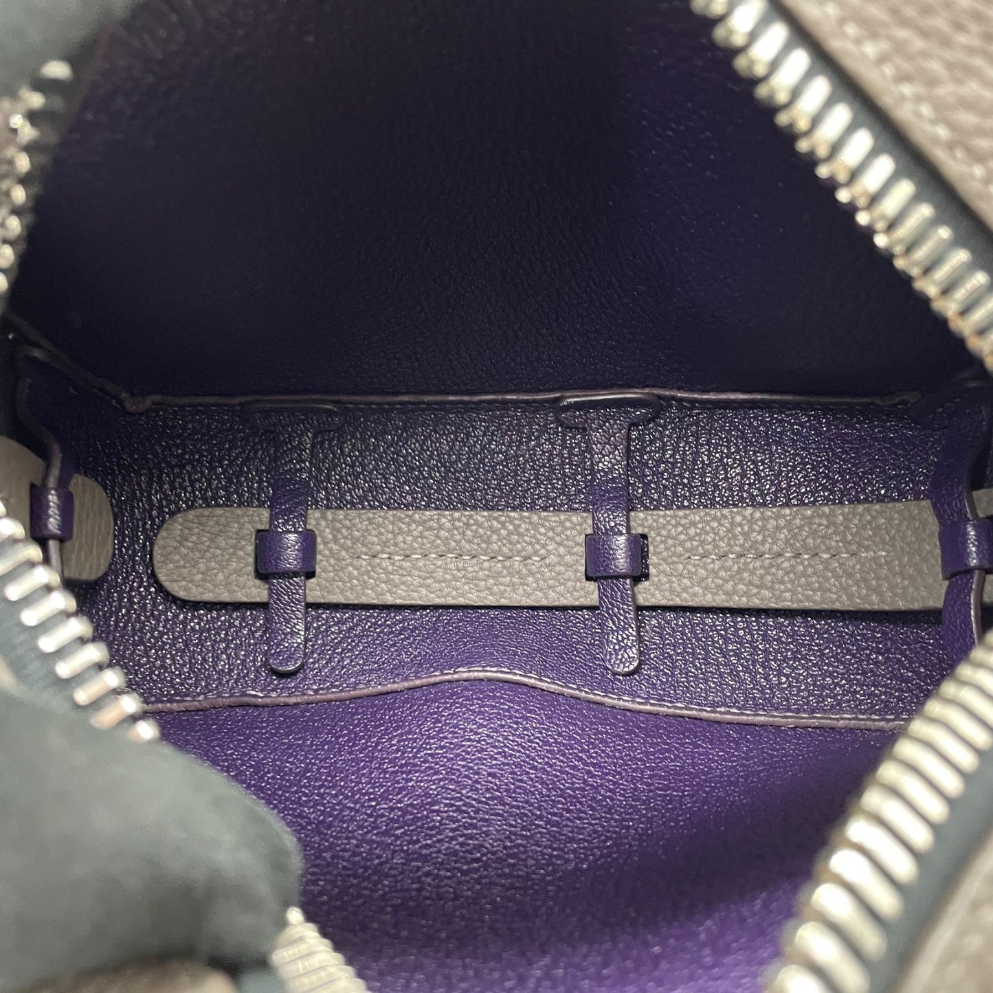 極美品 MAISON TAKUYA メゾンタクヤ ショルダーバッグ カメラバッグ レザー グレー シルバー金具 斜め掛け可 クロスボディ 型押しロゴ メンズ レディース R