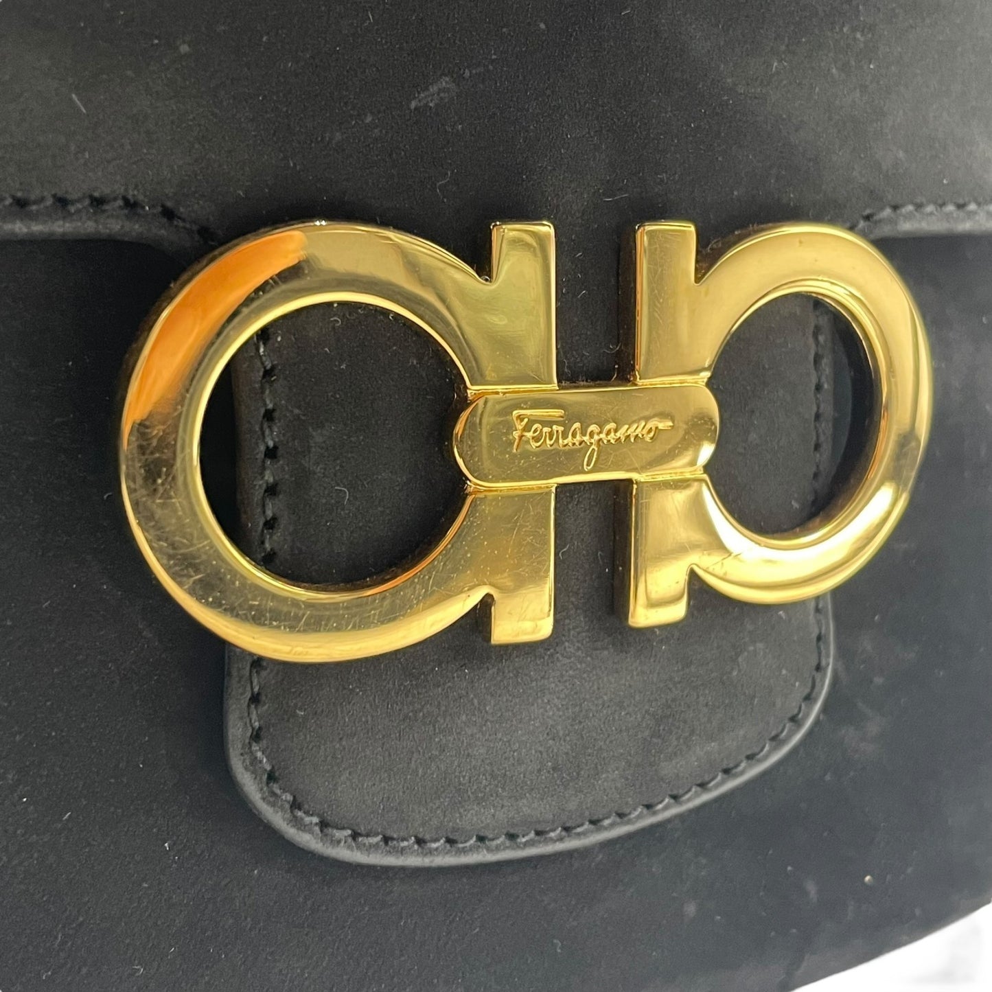 美品 Salvatore Ferragamo フェラガモ ガンチーニ ショルダーバッグ 黒 ブラック AB-21 スエード ゴールド金具 斜め掛け可 ポシェット ミニバッグ レディース フラップ開閉 ヴィンテージ D5