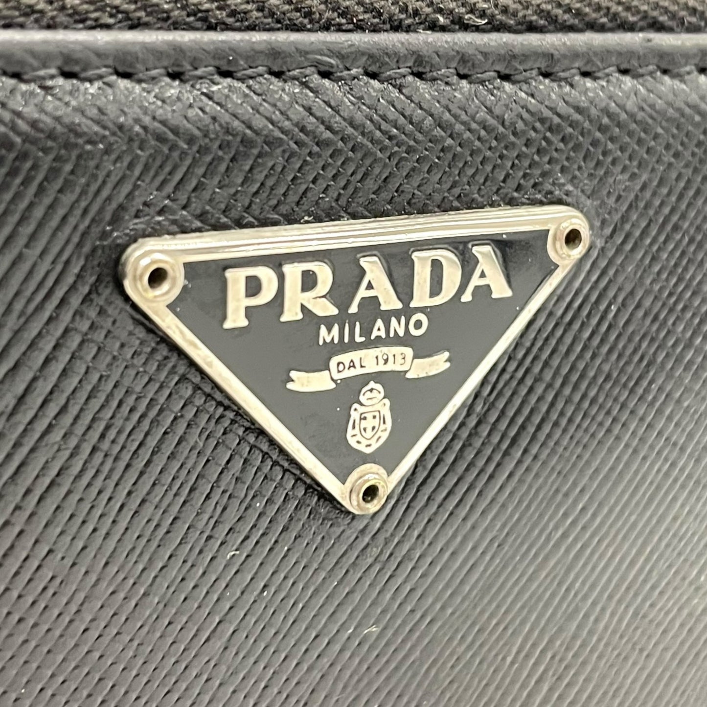 PRADA プラダ 三角プレートロゴ 長財布 ラウンドジップ サフィアーノ レザー トライアングルロゴ 黒 ブラック シルバー金具 メンズ レディース ギャランティカード付き H1