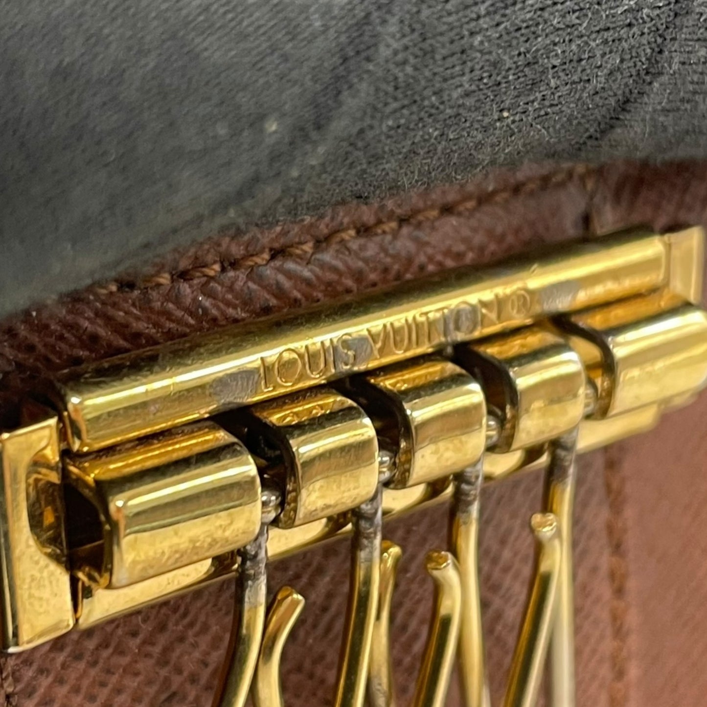 美品 LOUIS VUITTON ルイヴィトン モノグラム 三つ折り 4連キーケース ミュルティクレ4 M69517 茶 ブラウン PVC レザー ゴールド金具 レディース メンズ W3