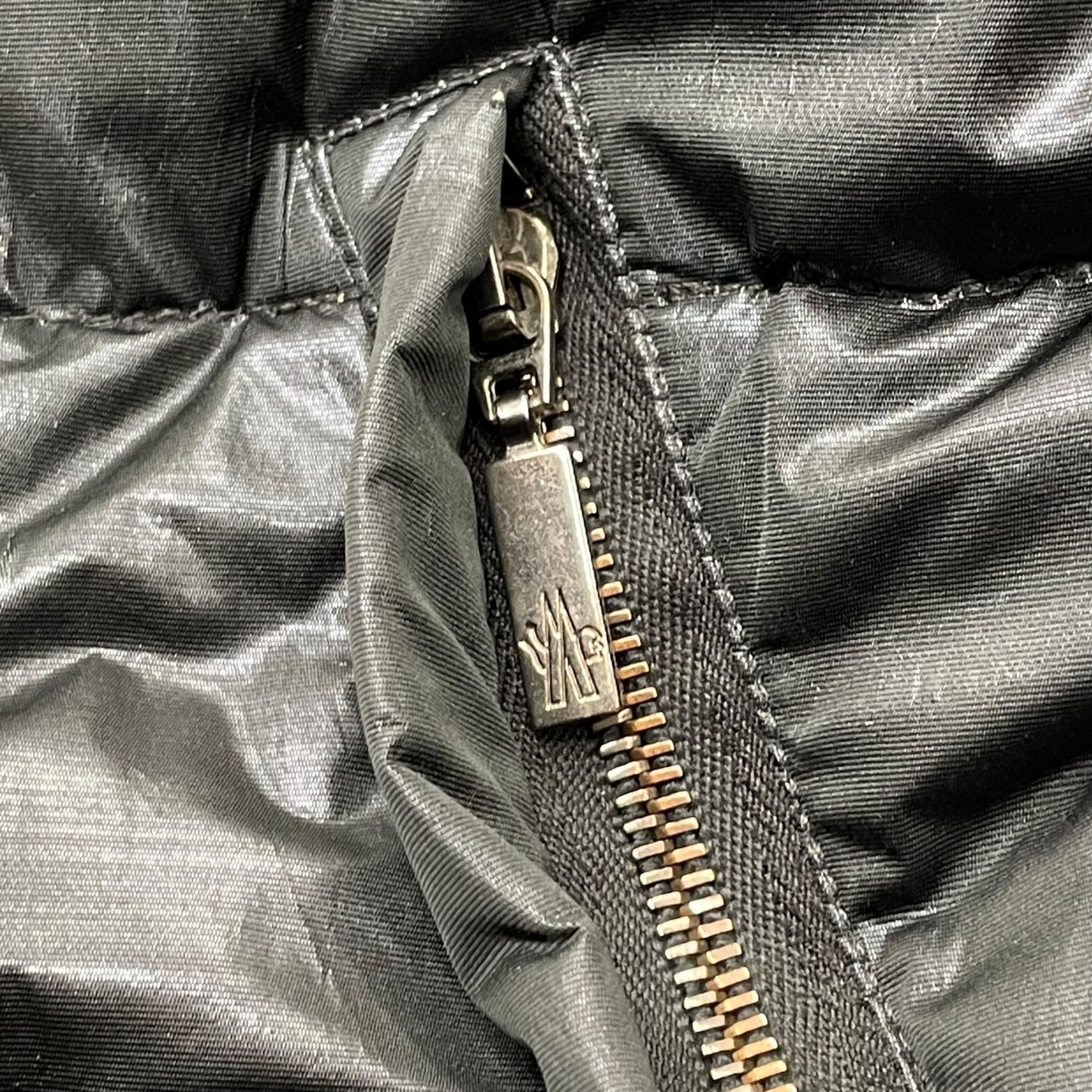 MONCLER モンクレール ダウンジャケット グレー 黒 ブラック スワロフスキー ビーズ 立体ワッペン 茶タグ ナイロン サイズ0 メンズ レディース CT