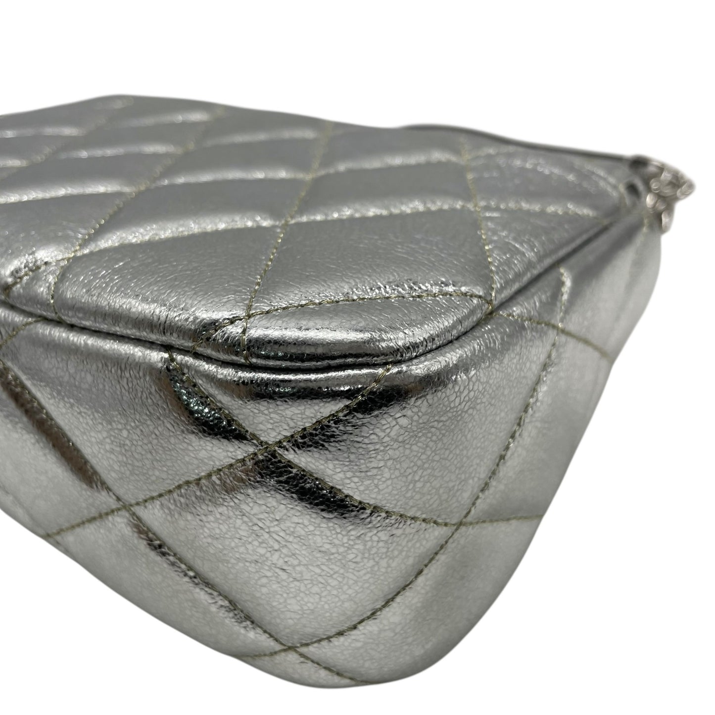 美品 kate spade ケイトスペード キャリー メタリック キルテッド レザー スモール フラップ ショルダーバッグ シルバー チェーンショルダー レディース E5