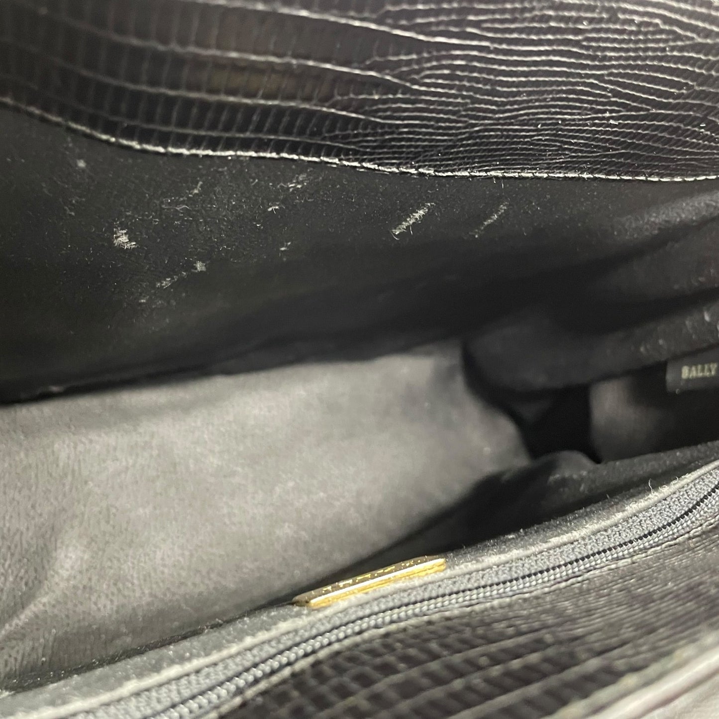 美品 BALLY バリー 2WAY ハンドバッグ ショルダーバッグ 黒 ブラック レザー 型押し ゴールド金具 トップハンドル フラップ開閉 斜め掛け可 レディース C4