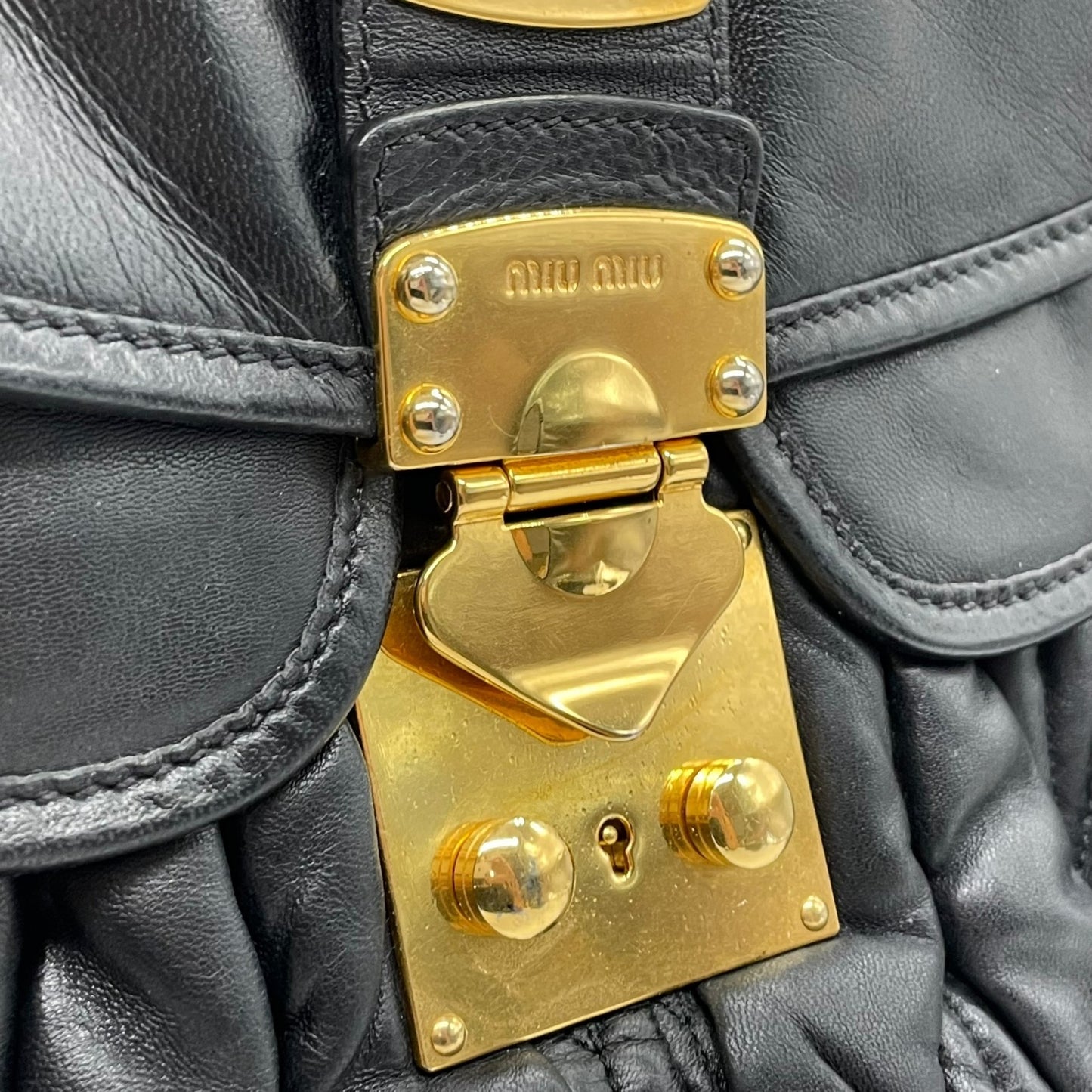 美品 miu miu ミュウミュウ 2WAY ハンドバッグ ショルダーバッグ マトラッセ マテラッセ 黒 ブラック レザー ゴールド金具 ロゴ 斜め掛け レディース C6