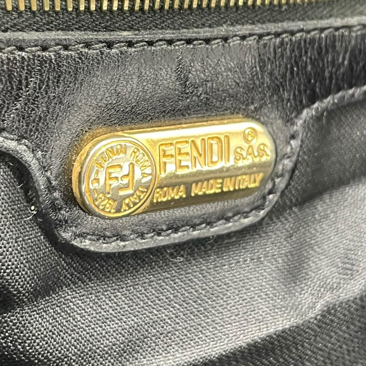美品 FENDI フェンディ トートバッグ ワンショルダー FFロゴ 黒 ブラック ナイロン レザー ゴールド金具 肩掛け可 レディース シンプル ビジネス C1