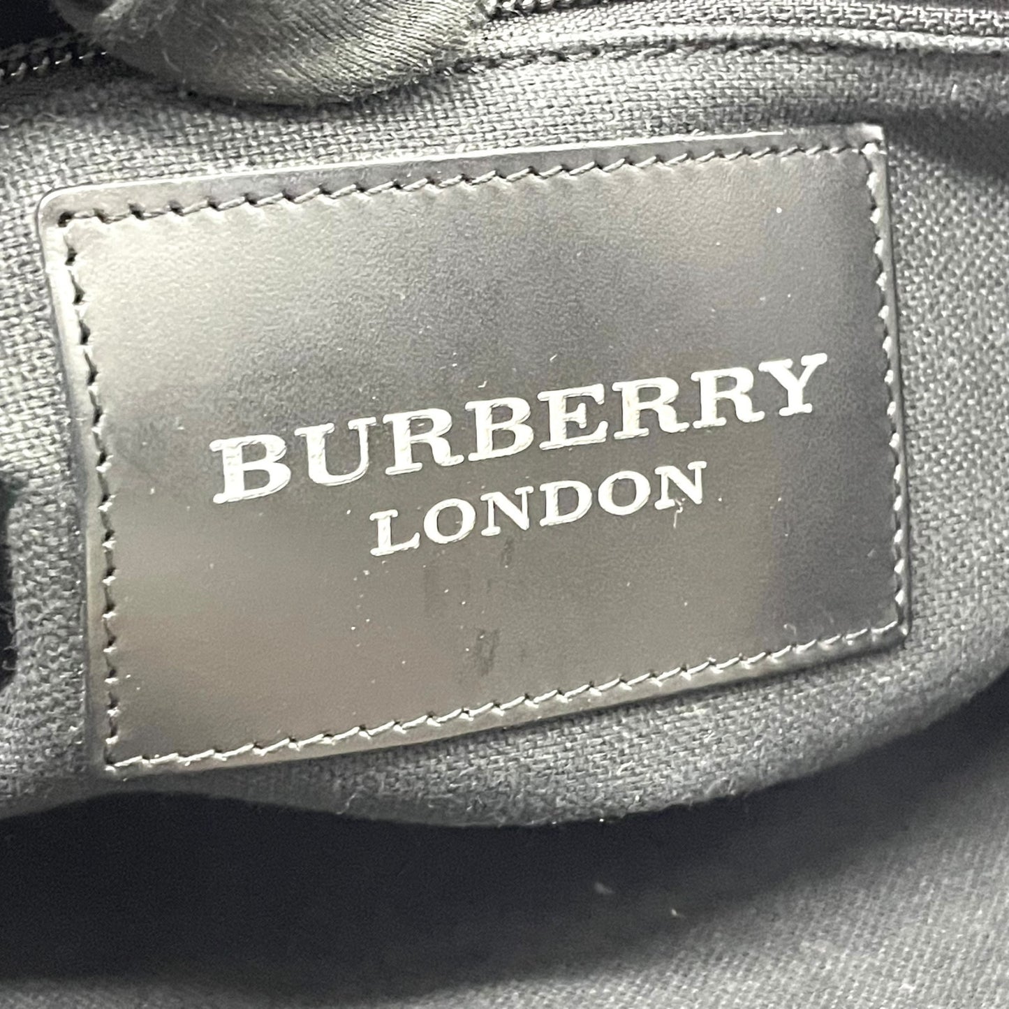 美品 BURBERRY バーバリー ワンショルダーバッグ ハンドバッグ 茶 ダークブラウン レザー シルバー金具 ロゴ型押し 肩掛け可 ファスナー開閉 ホーボー レディース K4