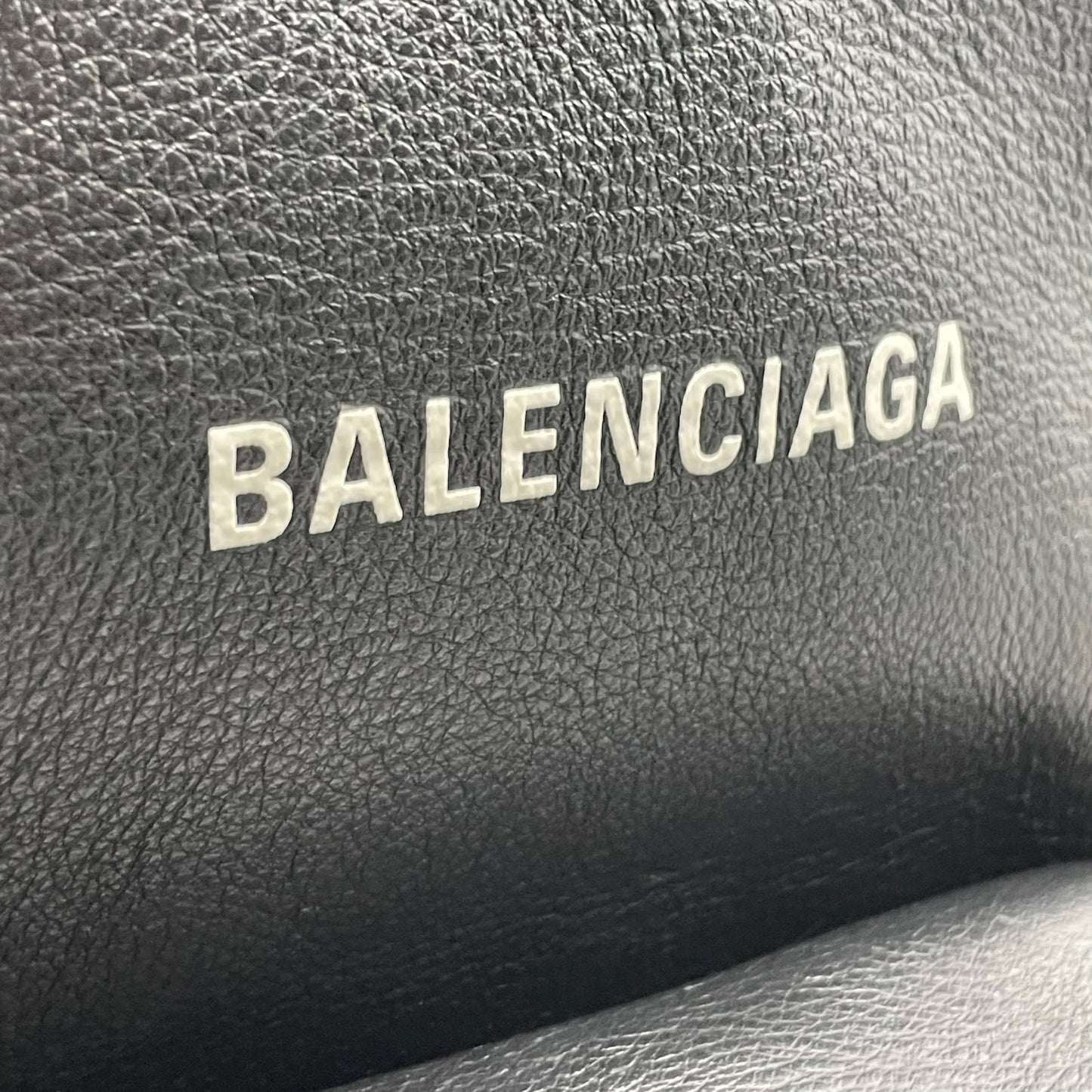 美品 バレンシアガ BALENCIAGA レザー エブリデイ バックパック リュック ブラック 黒 ロゴ入り シンプル 高級感 メンズ レディース ユニセックス C