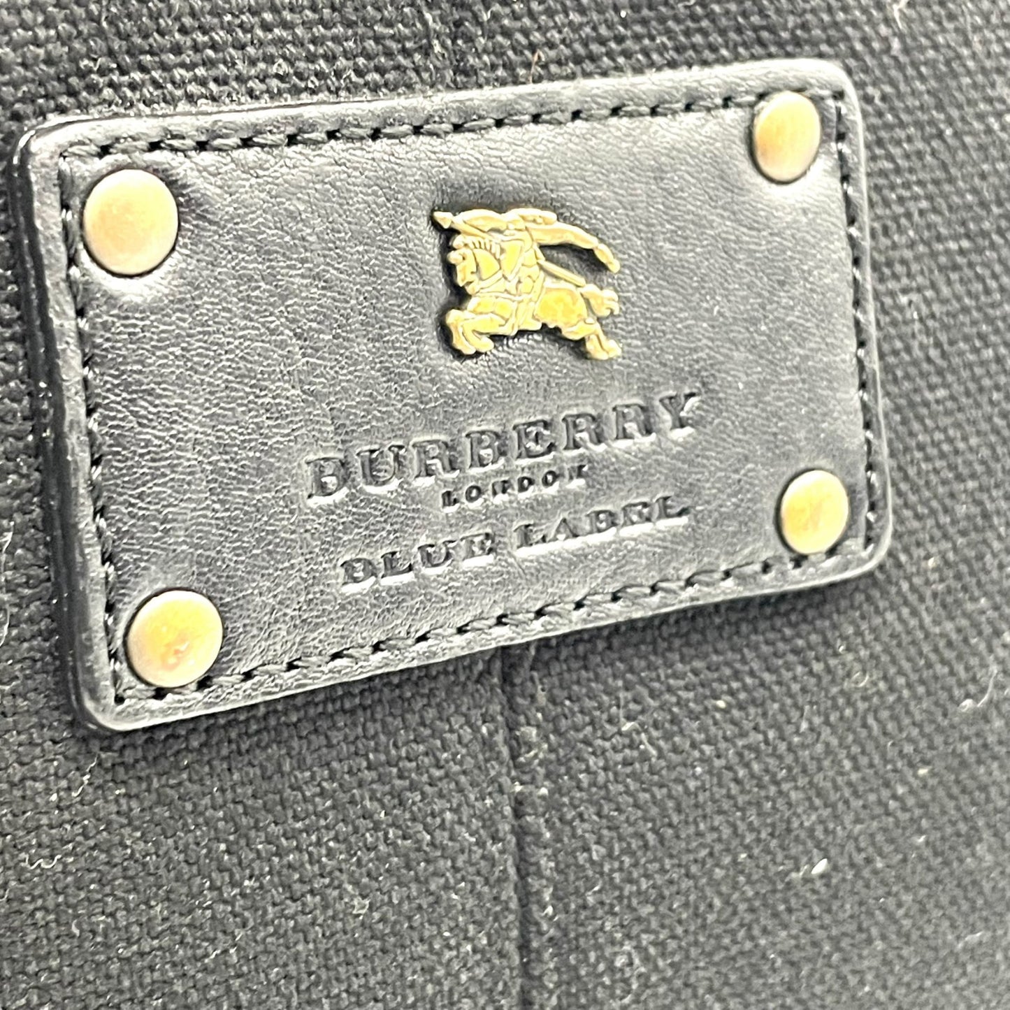 BURBERRY BLUE LABEL バーバリーブルーレーベル ショルダーバッグ クロスボディ 斜め掛け ロゴプレート ブラック レディース ユニセックス Y2K キャンバス レザー ロゴ おしゃれ 人気 C2
