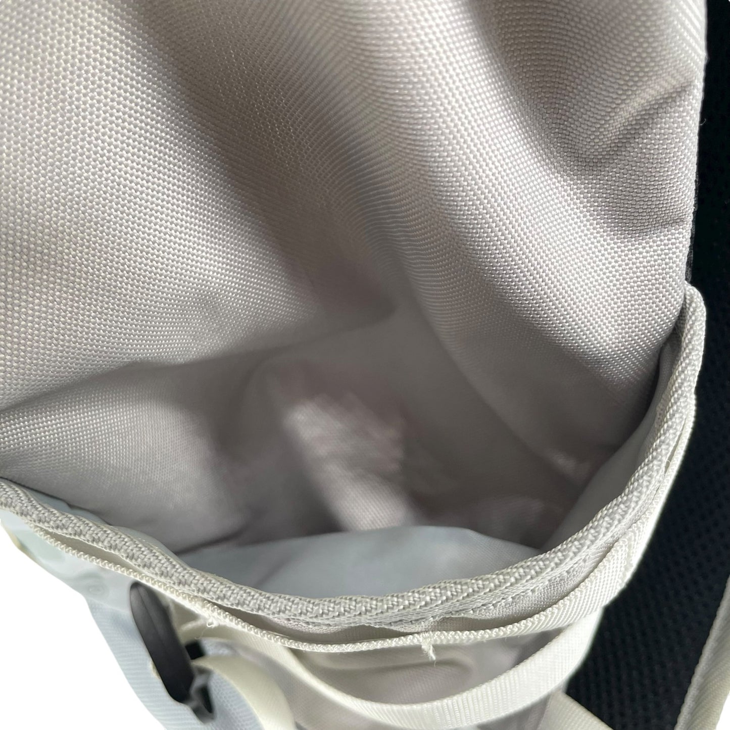 アビレックス AVIREX リュック バックパック ミリタリー ロールトップ グレー 白 ホワイト 大容量 メンズ レディース U11