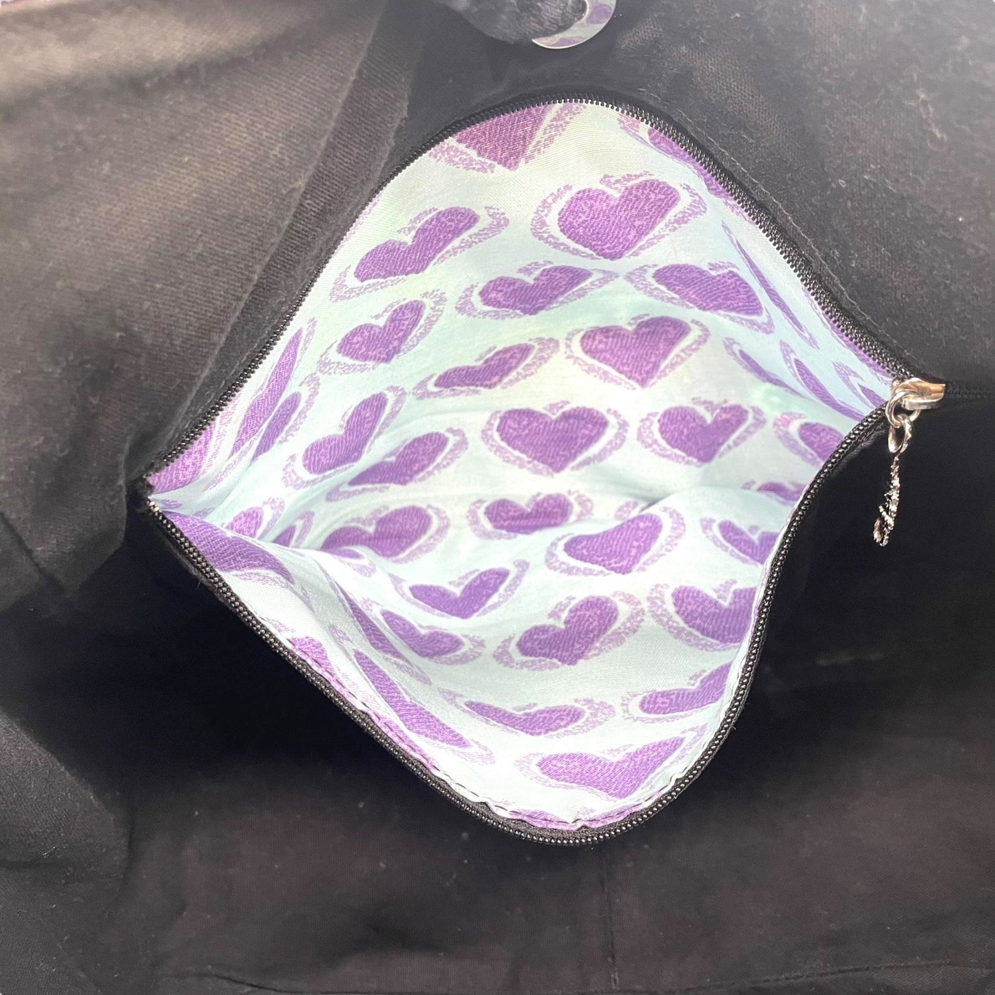 シンクビー Think Bee! ハンドバッグ トートバッグ パリ柄 エッフェル塔 ロゴ プリント 光沢 黒 ブラック レディース S90