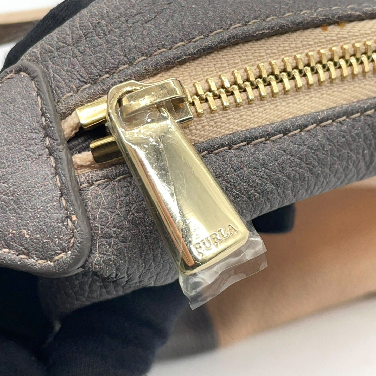 フルラ FURLA バイカラー レザー ショルダーバッグ ワンショルダー ベージュ 黒 ブラック 2WAY 金金具 ゴールド金具 S56