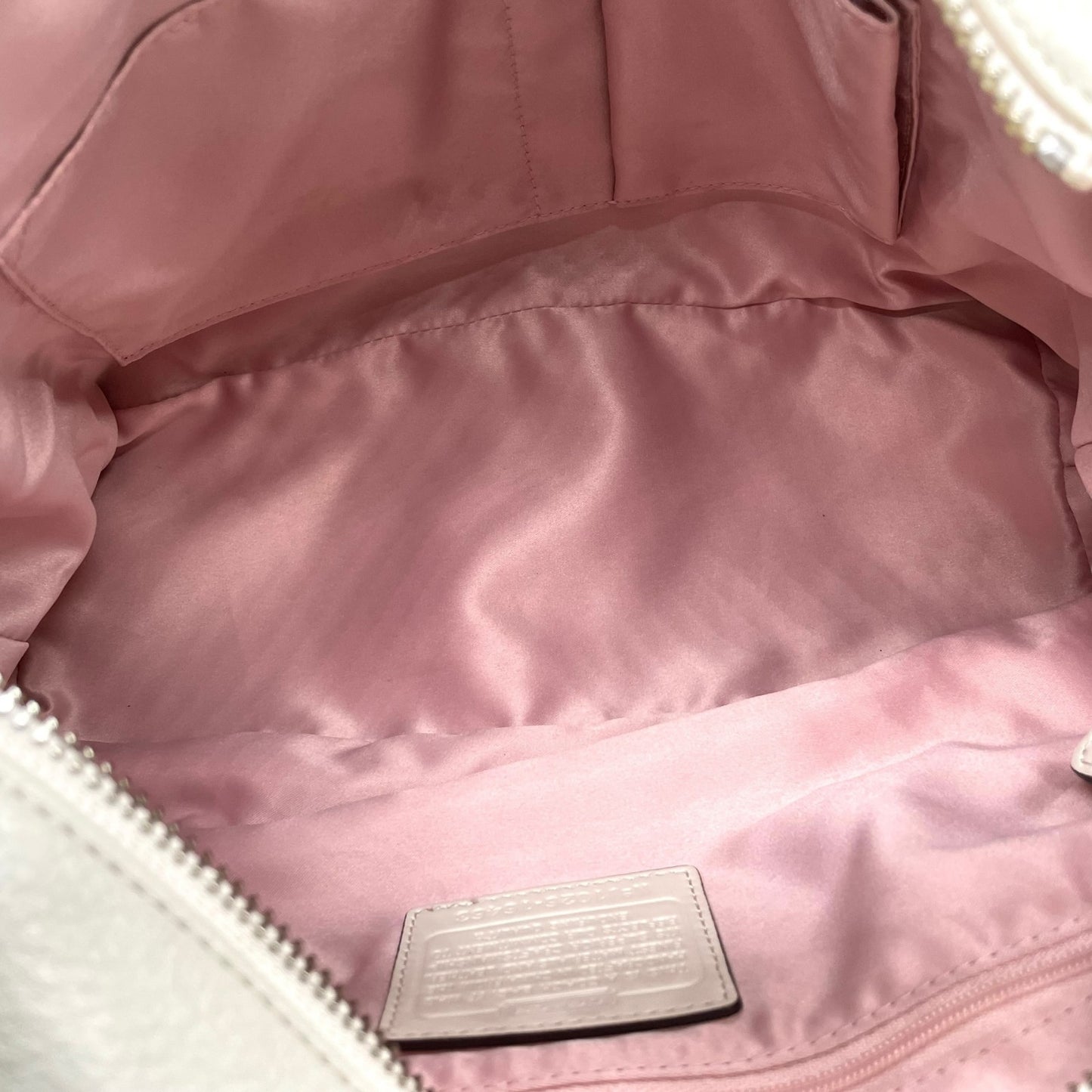 美品 コーチ COACH トートバッグ ホワイト 白 イエロー 黄色 レザー パテントレザー 肩掛け可 ロゴ チャーム付き シルバー金具 レディース S97