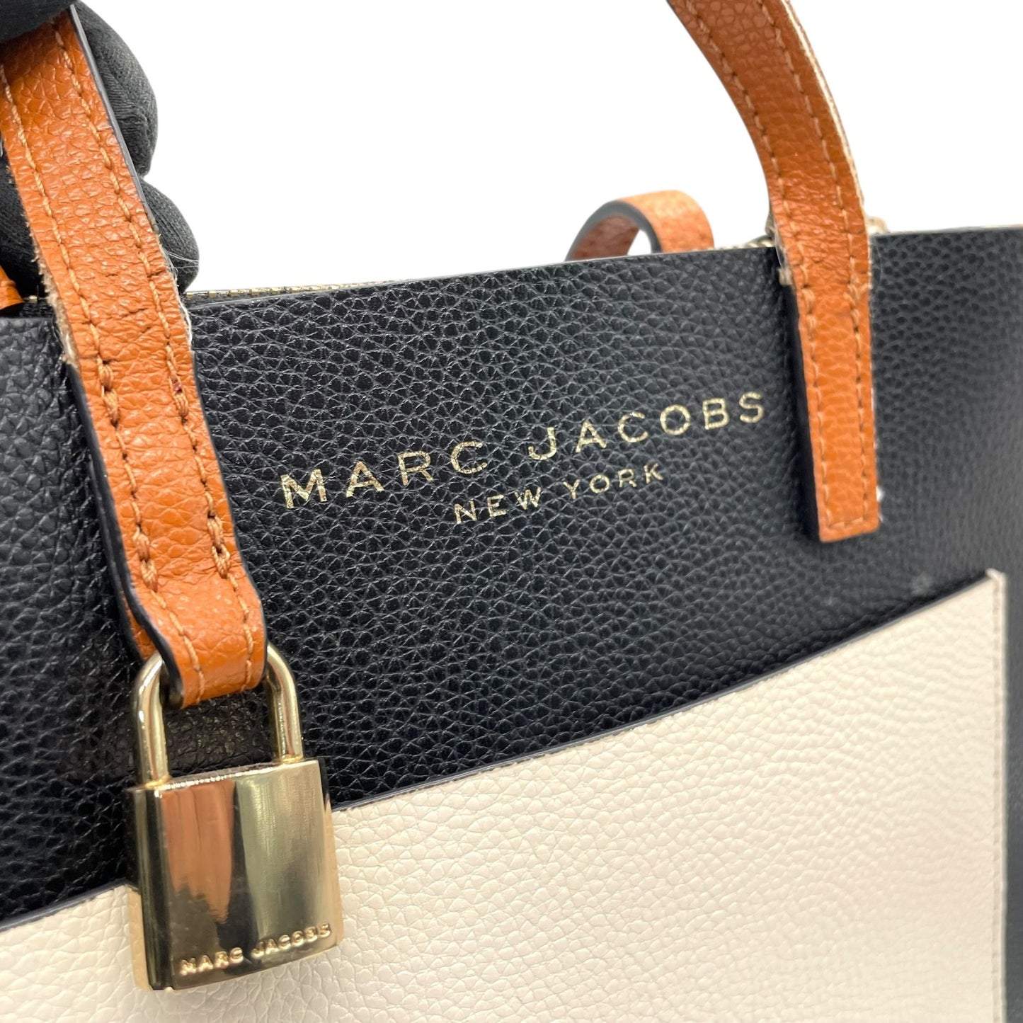 マークジェイコブス MARC JACOBS THE MINI GRIND BAG 2WAY ハンドバッグ ショルダーバッグ 黒 ブラック 白 アイボリー ベージュ レザー ゴールド金具 手提げ 斜め掛け可 ロゴ パドロック グラインド レディース S21