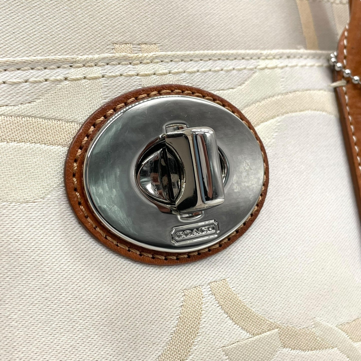 コーチ COACH シグネチャー ハンドバッグ トートバッグ 白 ホワイト 茶 ブラウン キャンバス レザー シルバー金具 ターンロック ロゴチャーム付き スカーフ付き 肩掛け可 レディース T1