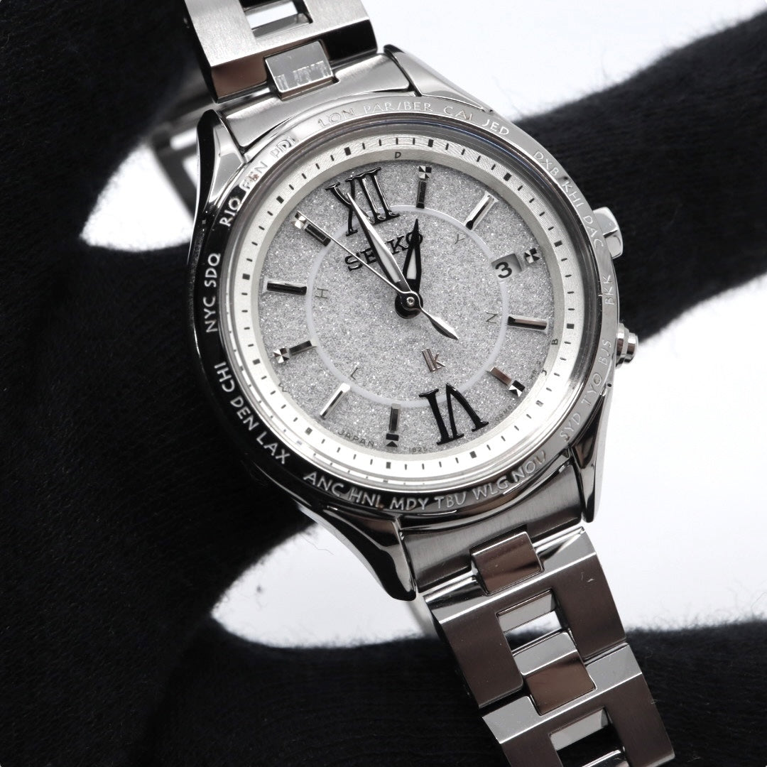 【未使用級/美品/稼働品】セイコー ルキア SEIKO LUKIA レディース腕時計 1B25-0AH0 ソーラー電波 ワールドタイム シルバー ラメ文字盤 グリッターダイヤル ステンレス 日本製 エレガント ビジネス クリーニング済 G2
