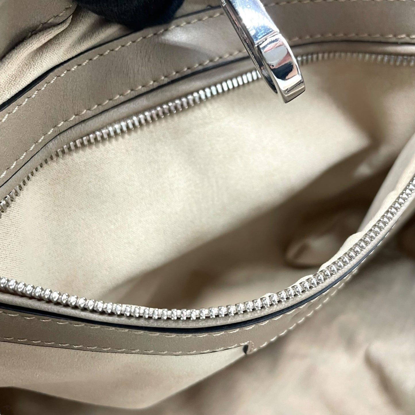 美品 ルポ LUPO ハンドバッグ グレージュ ベージュ レザー ショルダーストラップ付 肩掛け 2WAY フラップデザイン 上品カラー C6