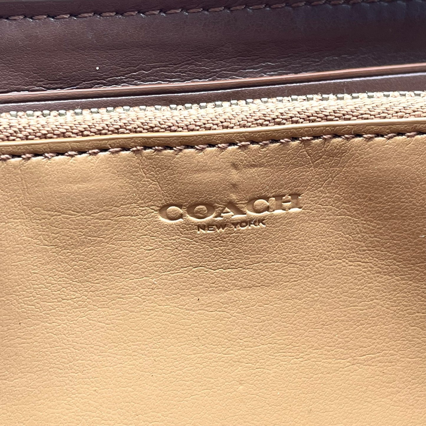 美品 コーチ COACH 長財布 ブラウン 茶色 レザー ラウンドジップ ラウンドファスナー ロゴ型押し シンプル ウォレット W4