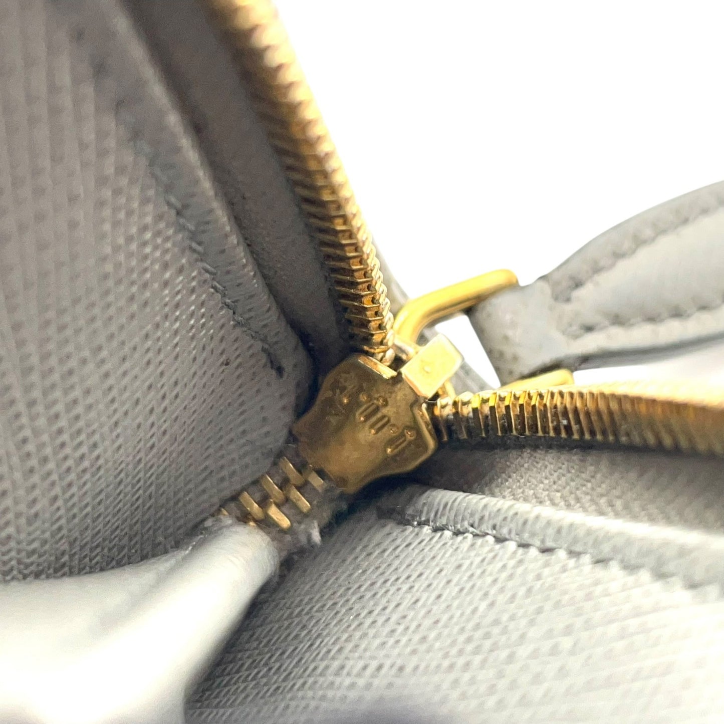 プラダ PRADA 財布 二つ折り財布 サフィアーノ メタル シルバー 金金具 ゴールド金具 レザー コンパクトウォレット ミニ財布 W4