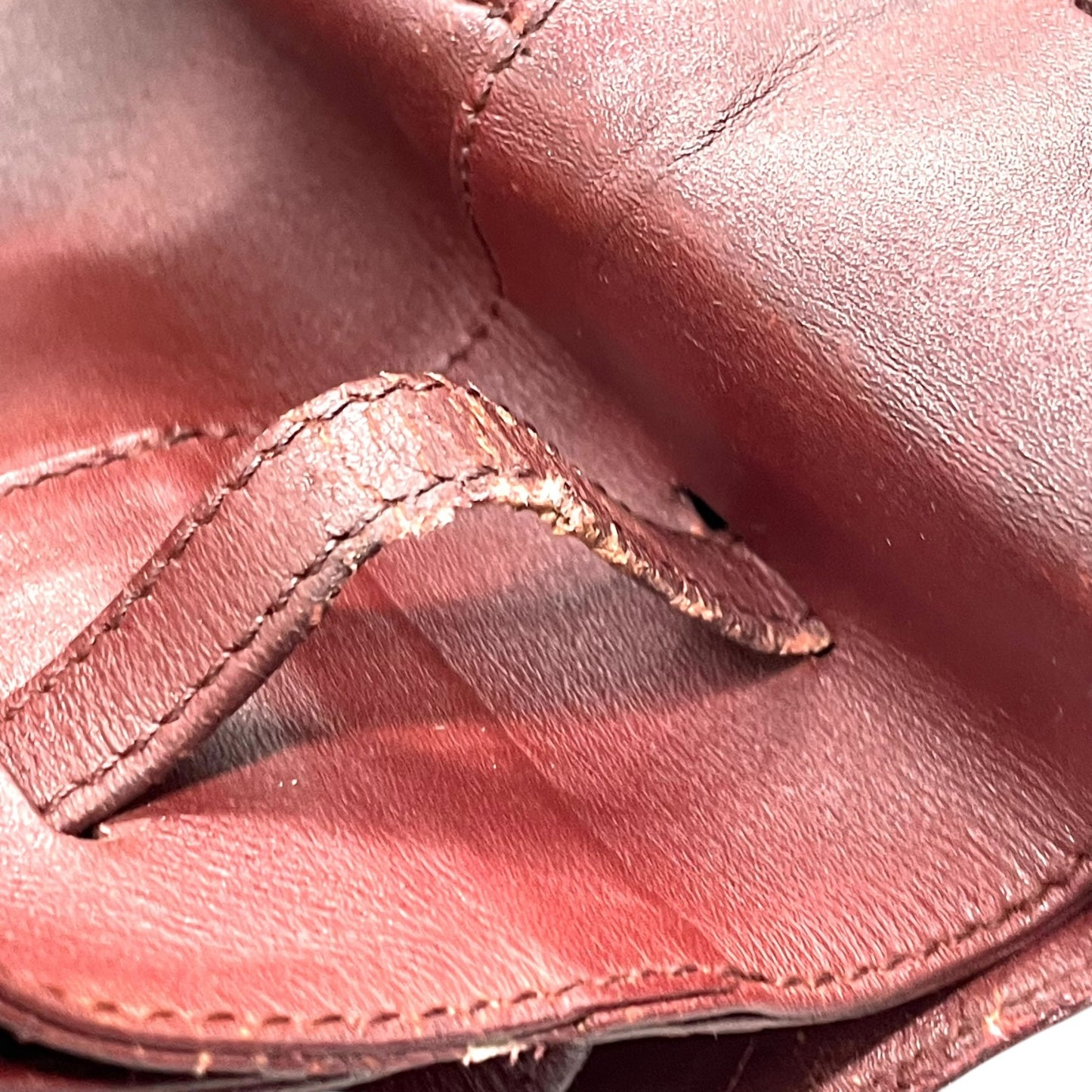 カルティエ マストライン ショルダーバッグ 巾着型 ボルドー ワインレッド レザー ゴールド金具 ロゴ型押し ヴィンテージ レディース A8