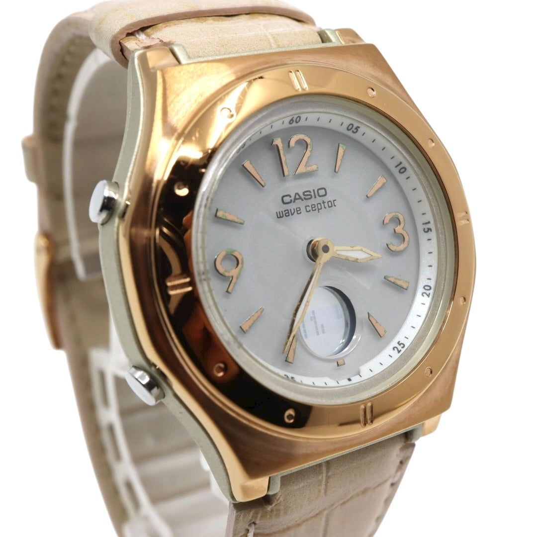 【美品/稼働品】カシオ ウェーブセプター 腕時計 LWA-M141 電波ソーラー レディース ゴールド ホワイト文字盤 レザー ベージュ MULTI BAND 6 アナデジ エレガント フェミニン カジュアル ビジネス ファッション G