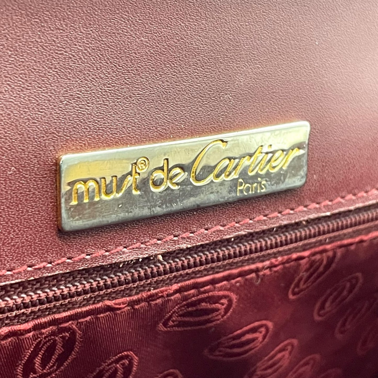 カルティエ マストライン ハンドバッグ ワンショルダー 自立可 ターンロック 2Cロゴ Cロゴ レザー 本革 ボルドー ワインレッド レディース ヴィンテージ クラシック エレガント フォーマル パーティバッグ 高級感 G