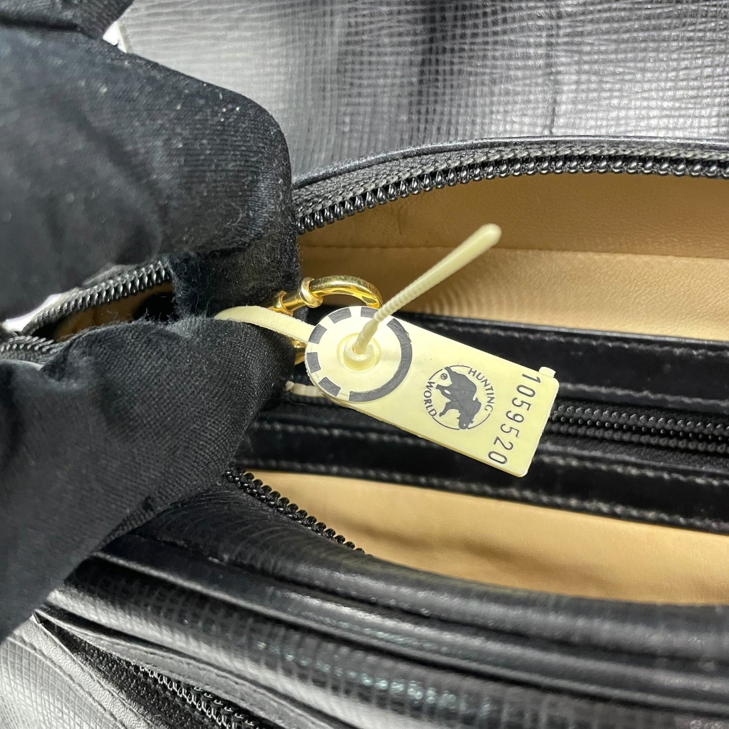 Authentic HUNTING WORLD Carryall Messenger Bag Shoulder Bag Black Leather Gold Hardware Women's Crossbody