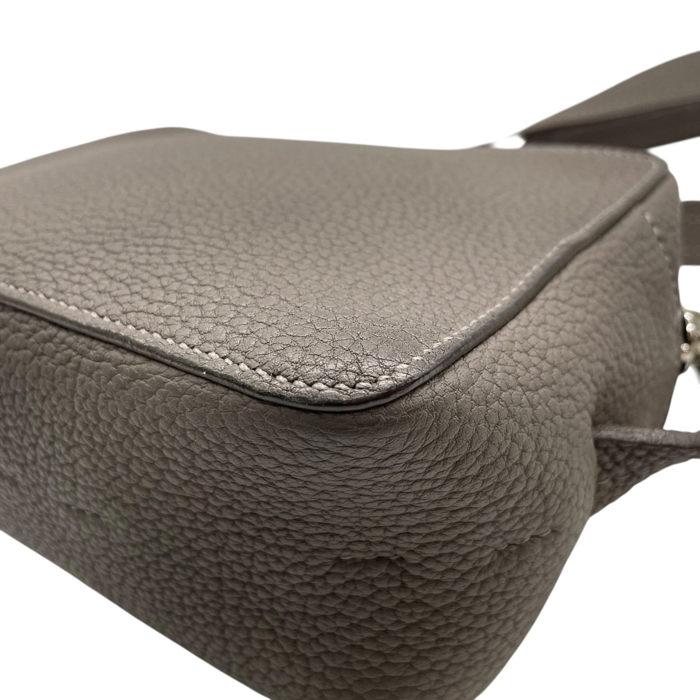 極美品 MAISON TAKUYA メゾンタクヤ ショルダーバッグ カメラバッグ レザー グレー シルバー金具 斜め掛け可 クロスボディ 型押しロゴ メンズ レディース R