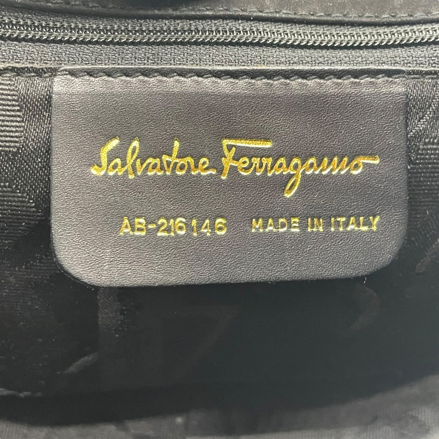 美品 Salvatore Ferragamo フェラガモ ガンチーニ ショルダーバッグ 黒 ブラック AB-21 スエード ゴールド金具 斜め掛け可 ポシェット ミニバッグ レディース フラップ開閉 ヴィンテージ D5