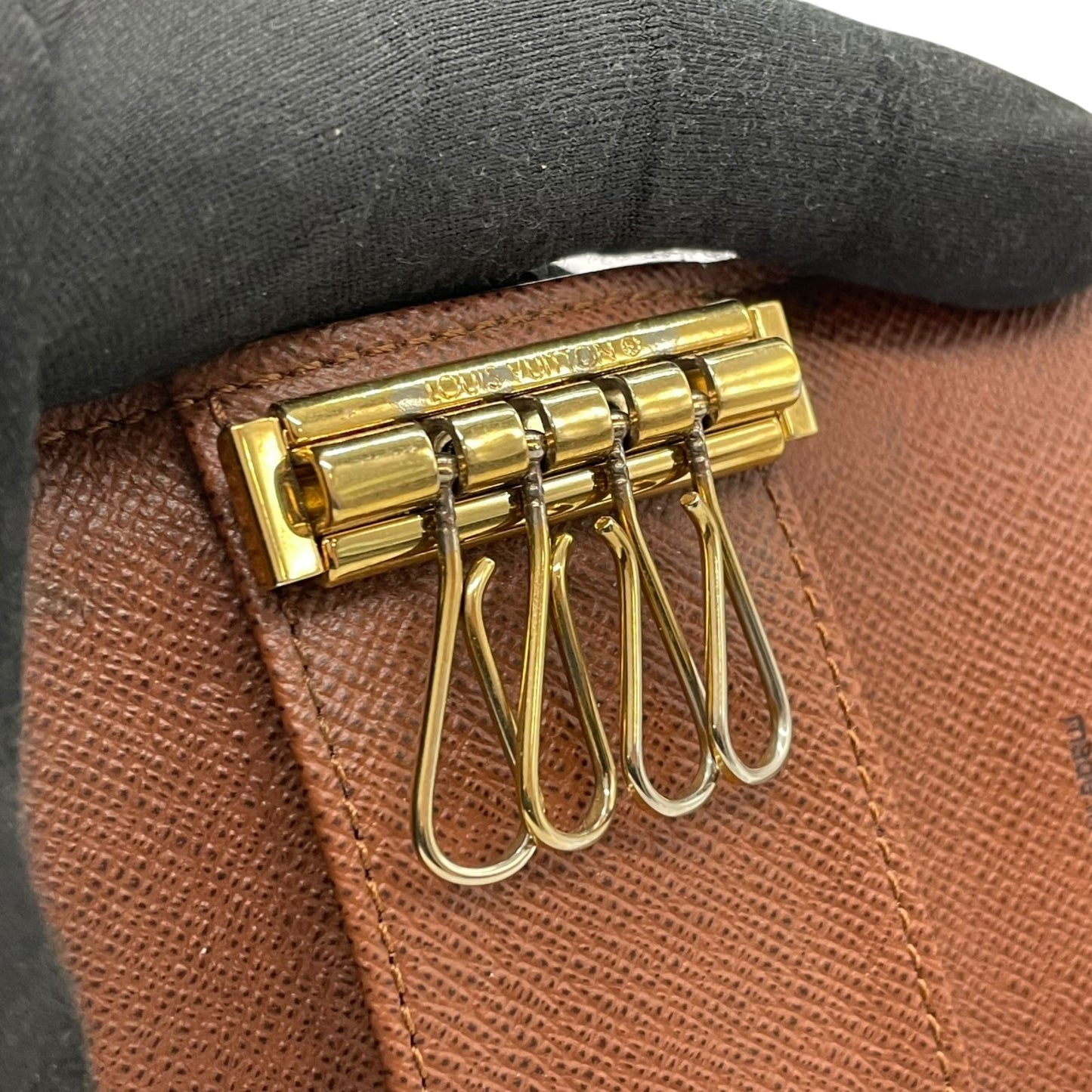 美品 LOUIS VUITTON ルイヴィトン モノグラム 三つ折り 4連キーケース ミュルティクレ4 M69517 茶 ブラウン PVC レザー ゴールド金具 レディース メンズ W3