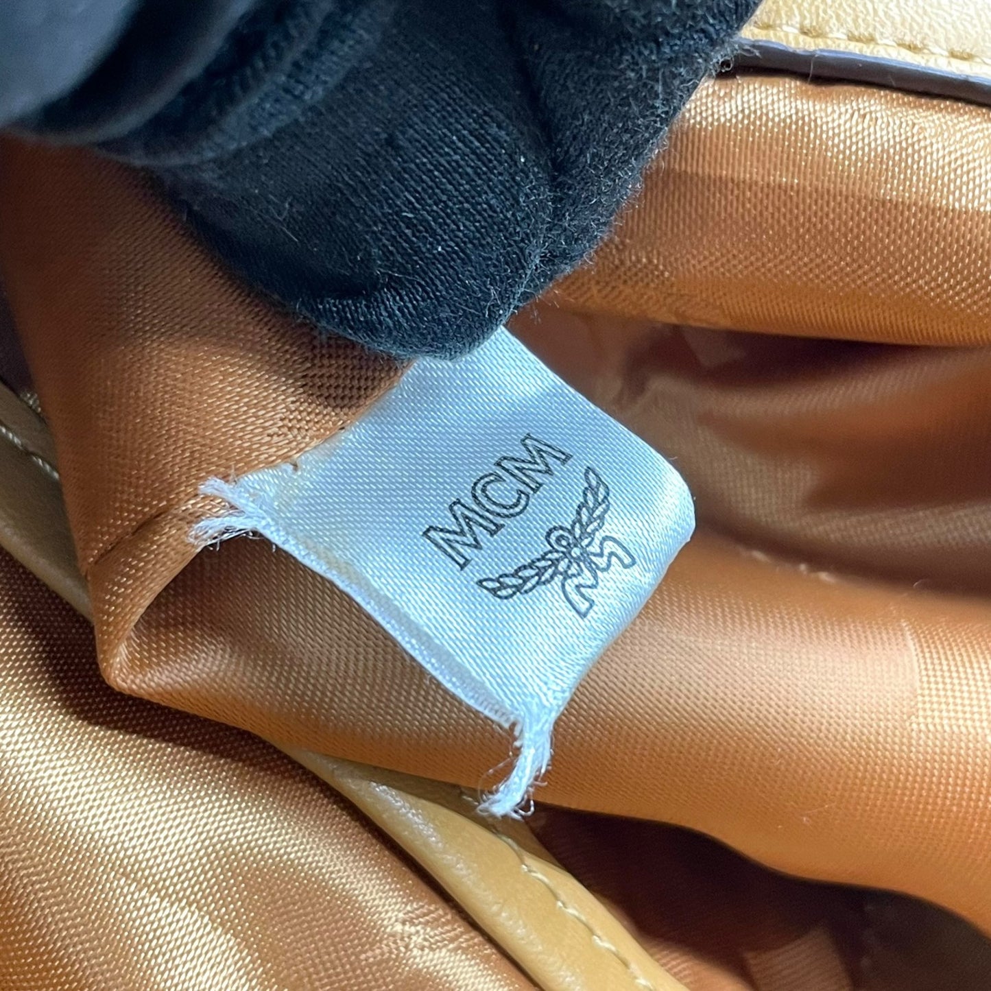 希少 MCM エムシーエム ヴィセトス ロゴグラム リュックサック バックパック 型押し スタッズ ダブルポケット 茶 ブラウン コニャック レザー ブラック金具 レディース R