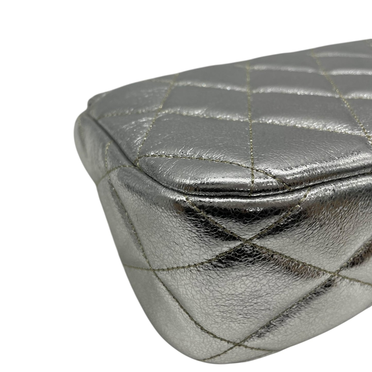 美品 kate spade ケイトスペード キャリー メタリック キルテッド レザー スモール フラップ ショルダーバッグ シルバー チェーンショルダー レディース E5