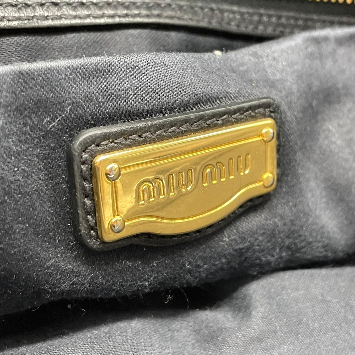 美品 miu miu ミュウミュウ 2WAY ハンドバッグ ショルダーバッグ マトラッセ マテラッセ 黒 ブラック レザー ゴールド金具 ロゴ 斜め掛け レディース C6