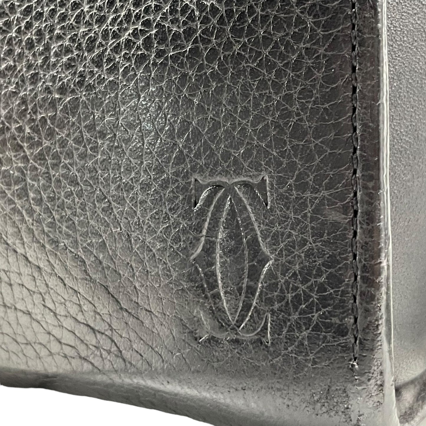 美品 現行 Cartier カルティエ ビジネスバッグ ブリーフケース 黒 ブラック レザー シボ革 シルバー金具 ロゴ型押し 2Cモチーフ 通勤 メンズ A4収納可 A