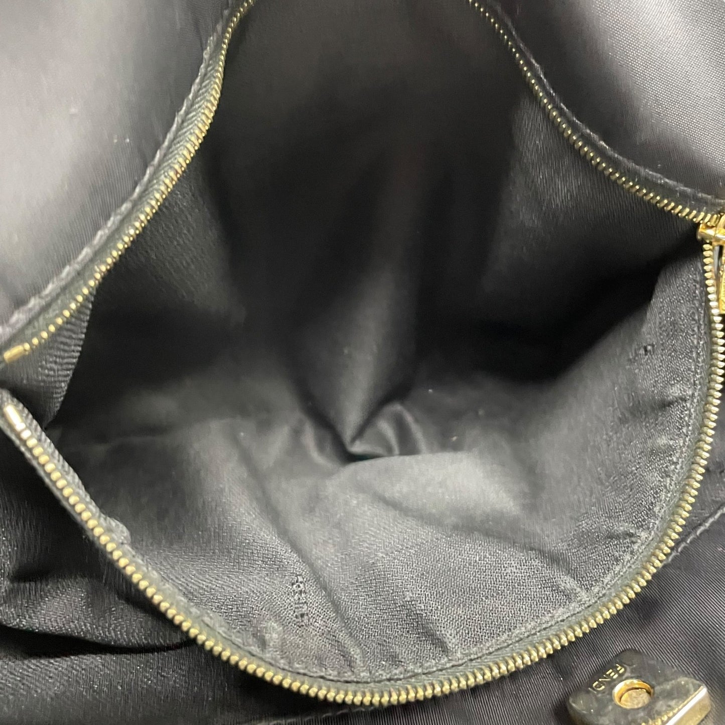 美品 FENDI フェンディ トートバッグ ワンショルダー FFロゴ 黒 ブラック ナイロン レザー ゴールド金具 肩掛け可 レディース シンプル ビジネス C1