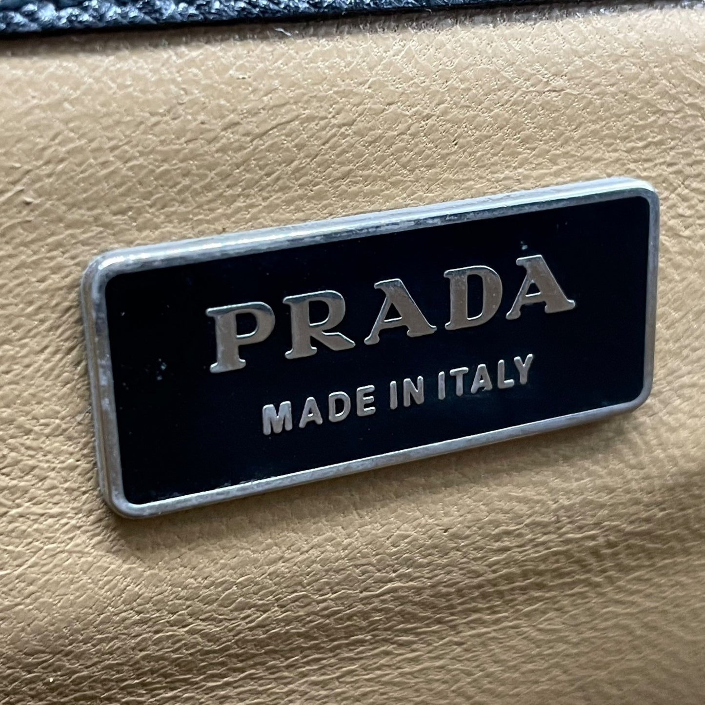 美品 PRADA プラダ ビジネスバッグ ダレスバッグ ブリーフケース 書類かばん 黒 ブラック NERO サフィアーノレザー シルバー金具 ロゴ クロシェット メンズ ビジネス D