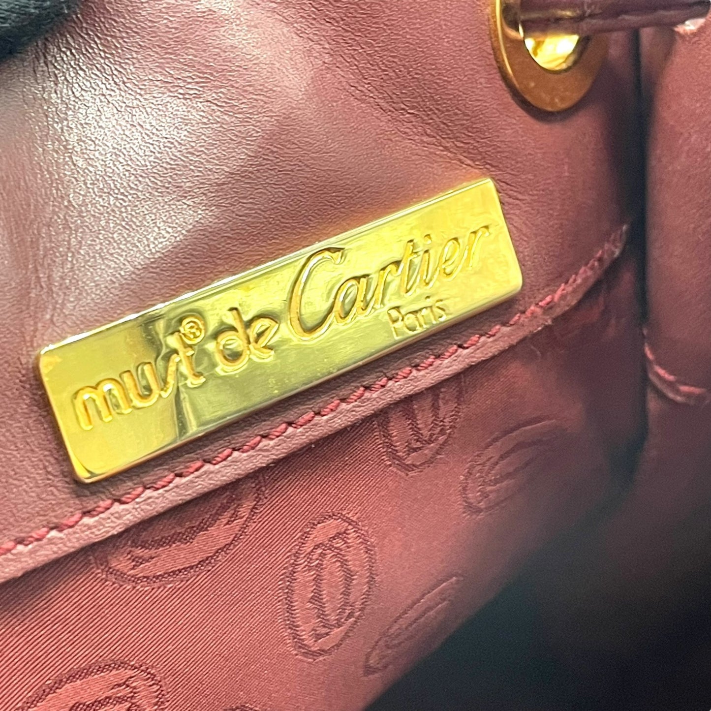 美品 Cartier カルティエ マストライン 巾着型 ショルダーバッグ 赤 ボルドー ワインレッド レザー ゴールド金具 ロゴ 2Cモチーフ 斜め掛け可 レディース ギャランティカード付き K12