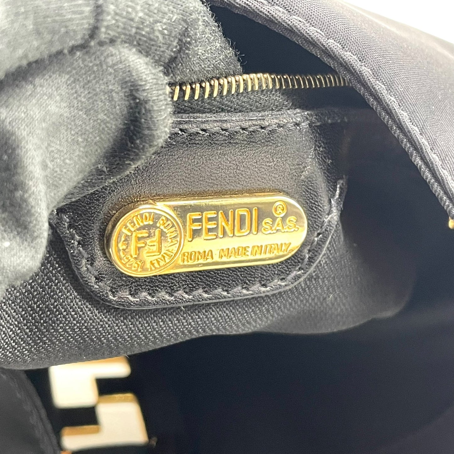 【未使用級】 FENDI フェンディ FFモチーフ ナイロン ショルダーバッグ ブラック ヴィンテージ オールド FF金具 ゴールド金具 ロゴ C3 美品