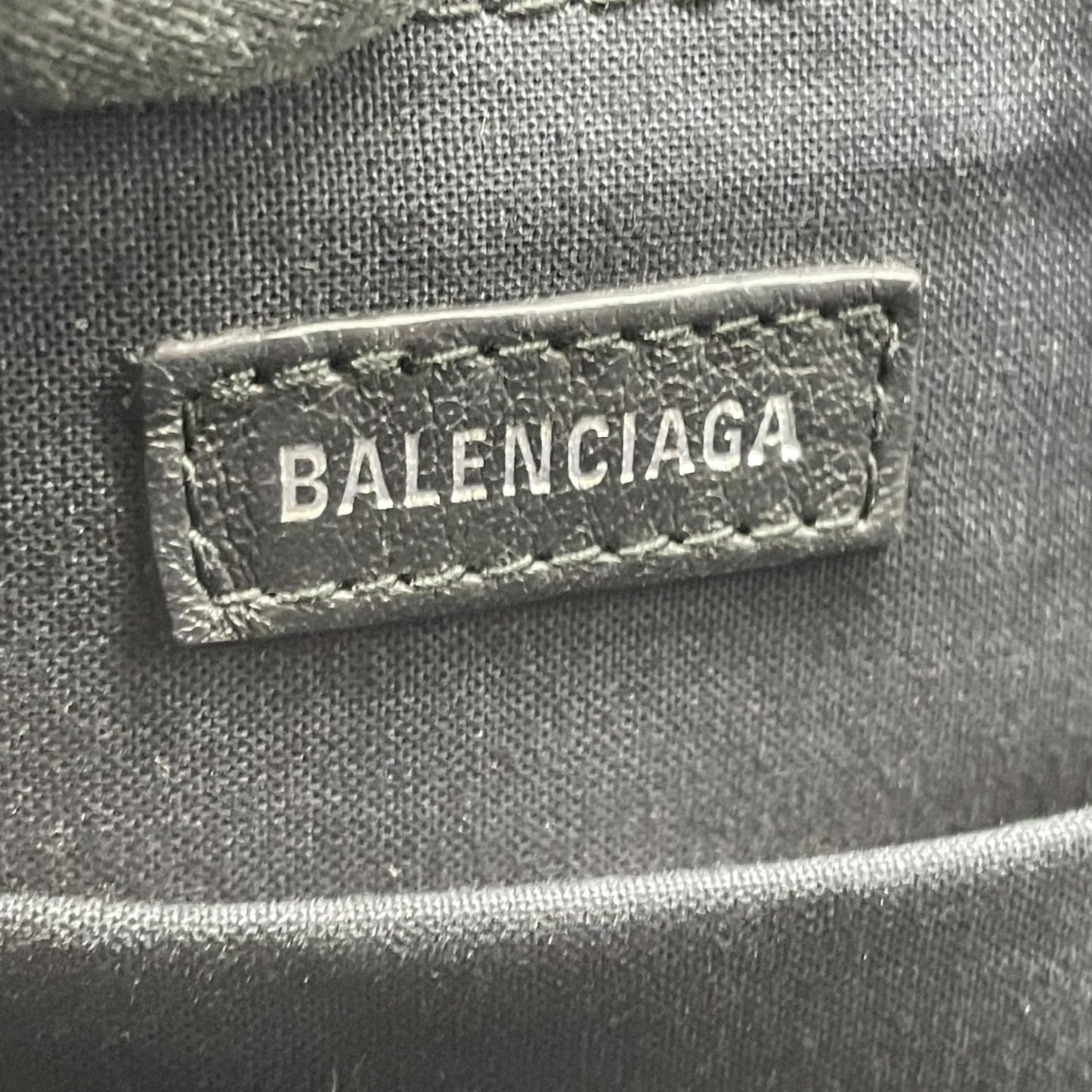 美品 バレンシアガ BALENCIAGA レザー エブリデイ バックパック リュック ブラック 黒 ロゴ入り シンプル 高級感 メンズ レディース ユニセックス C