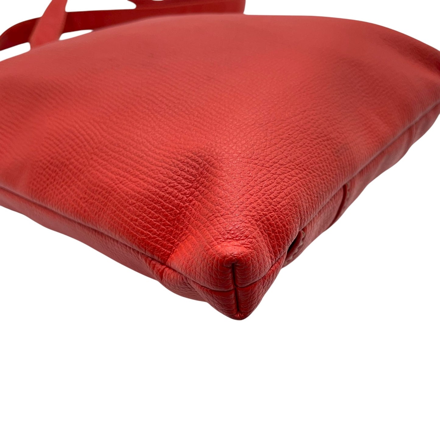 モノコムサ MONO COMME CA ショルダーバッグ レッド レザー フラップポケット付き スタイリッシュ T2