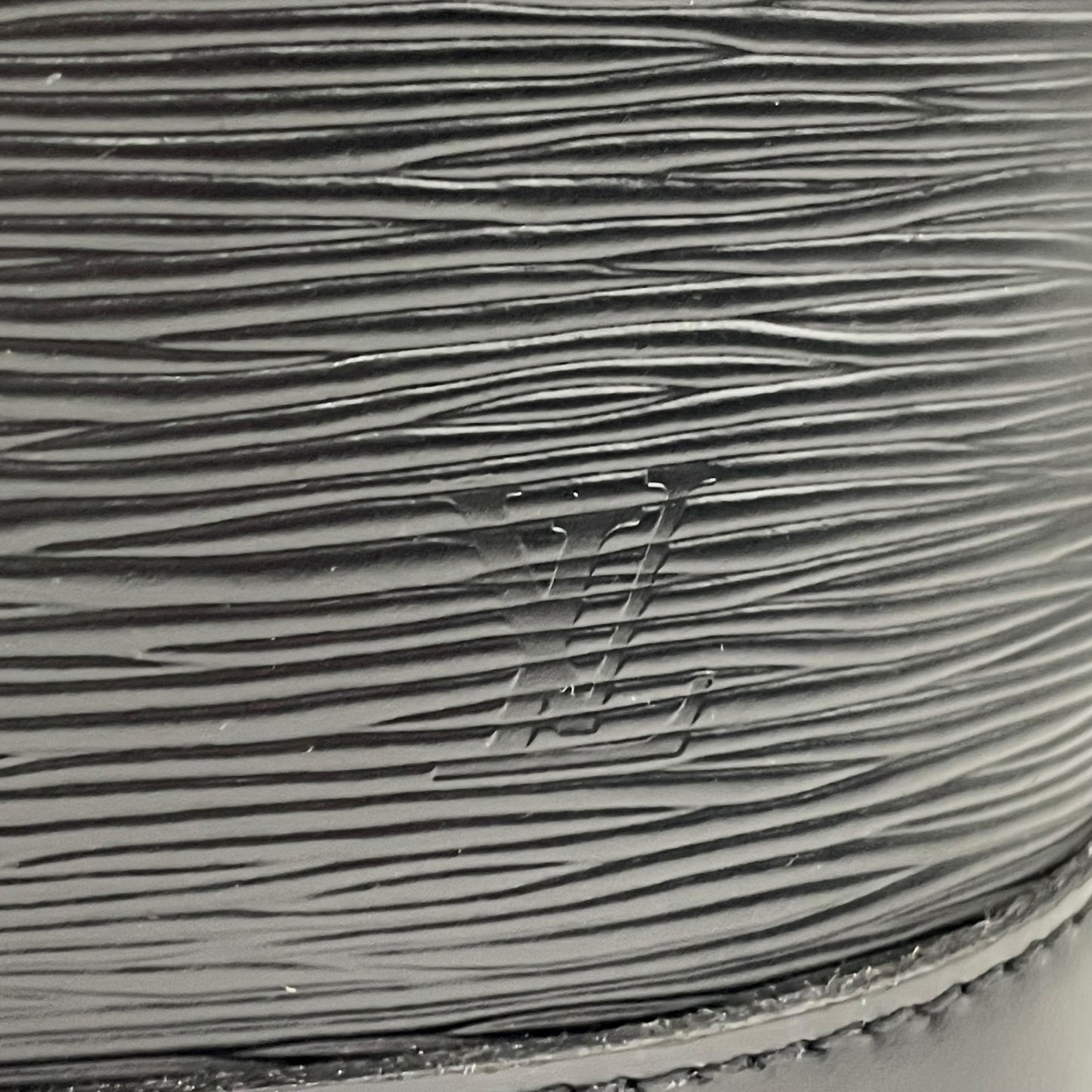 ルイヴィトン LOUIS VUITTON LV エピ アルマ ショルダーバッグ ハンドバッグ ドーム型 パドロック付き 2WAY ノワール ブラック 黒 ゴールド金具 D