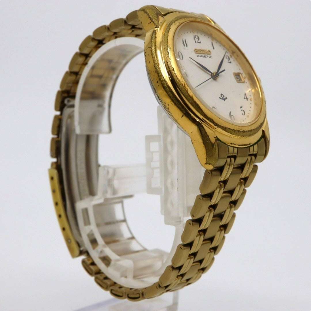【稼働品】 seiko セイコー キネティック 腕時計 5M22-7B40 メンズ ゴールド ホワイト文字盤 デイト アナログ ヴィンテージ ドレスウォッチ クラシックデザイン エレガント ビジネス 自動巻き発電 高級モデル クリーニング済み G4