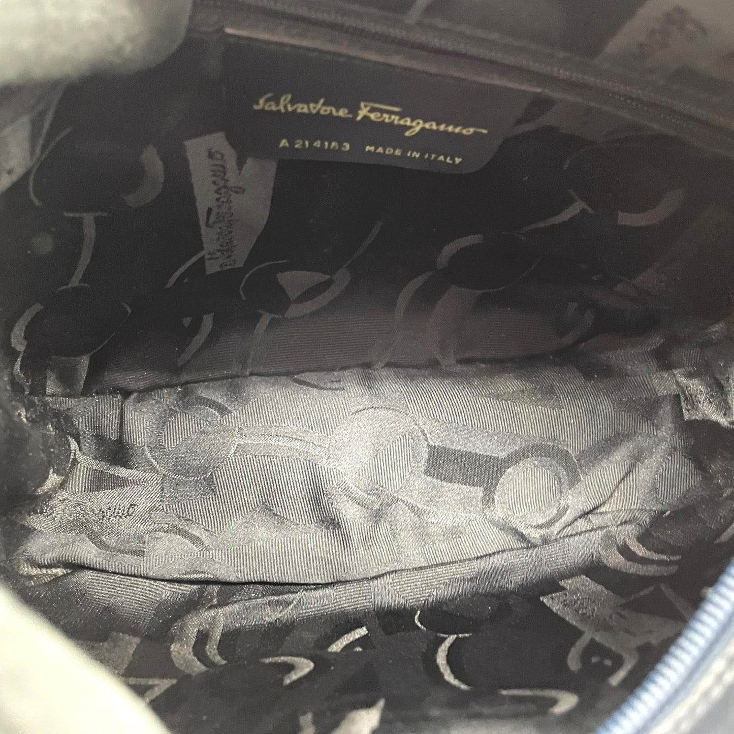 美品 サルヴァトーレ フェラガモ Salvatore Ferragamo ヴァラリボン ショルダーバッグ 紺 ネイビー レザー ゴールド金具 レディース B3